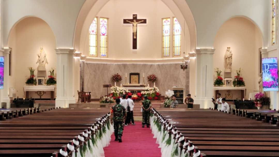 Suasana Gereja Katolik Hati Kudus Yesus Katedral Surabaya jelang peringatan Natal 2024. (Foto: Fariz Yarbo/Ngopibareng.id)