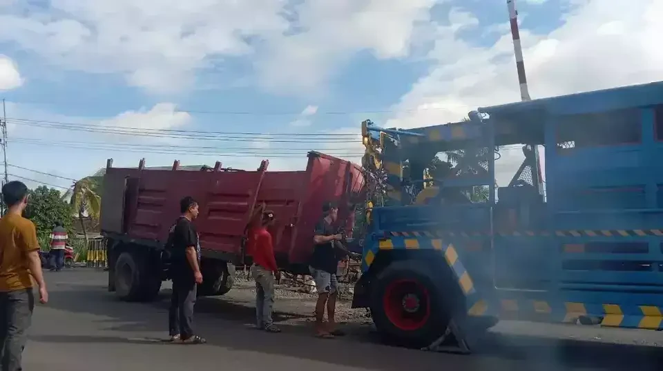 Kereta api Kertanegara menabrak truk gandeng dengan nomor polisi AG 8596 UL di perlintasan sebidang, Jalan Tanjung, Kota Blitar. (Foto: Ant)