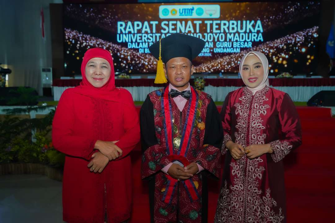 Calon Gubernur Jawa Timur Terpilih Khofifah Indar Parawansa berfoto bersama Prof Dr Safi’ SH MH. Khofifah Indar Parawansa hadiri Rapat Senat Terbuka dengan agenda pengukuhan Prof Dr Safi’ SH MH, di Universitas Trunojoyo Madura, Selasa 24 Desember 2024. (Foto: Istimewa)