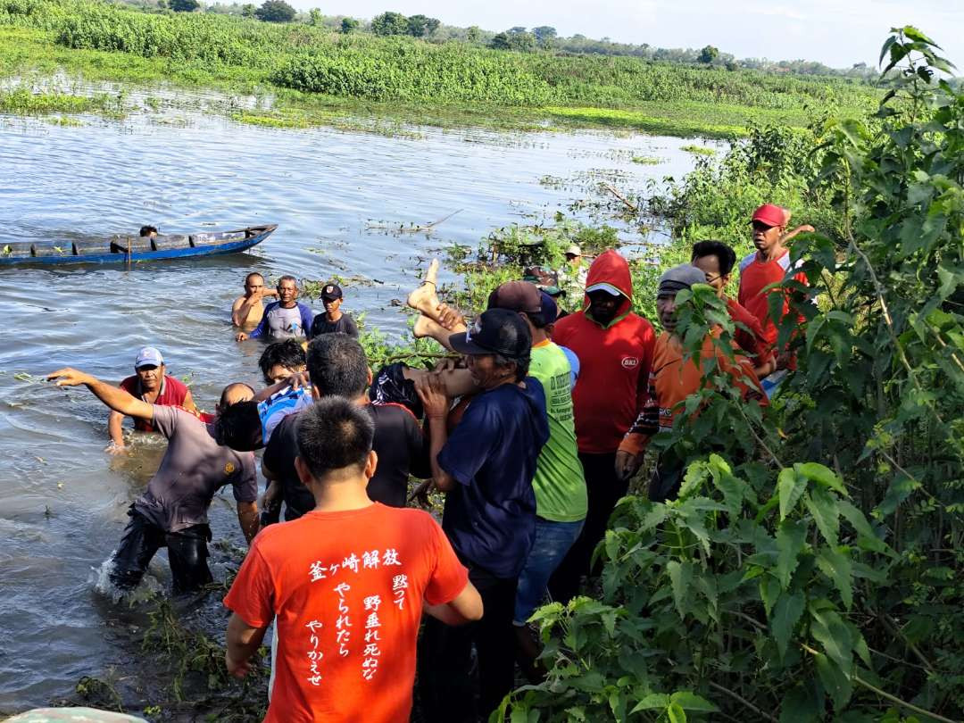 Petugas dan warga mencari korban tengggelam di Rawa Bulu, Lamongan. (Foto: Istimewa)