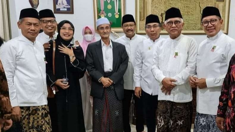 Para tokoh ulama pesantren: KH Achmad Said Asrori, KH Ulil Abshar Abdalla, Ning Ienas Tsuroiya, KH Husein Muhammad, H Saifullah Yusuf, KH Yahya Cholil Staquf, KH Ahmad Mustofa Bisri, H Lukman Hakim Saifuddin, usai acara Haul ke-14 Gus Dur di Ciganjur Jakarta, Sabtu 22 Desember 2024. (Foto: dok/ngopibareng.id)