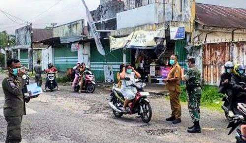 Masyarakat Kecamatan Sumberwringin Bondowoso terdamoak abu vulkanik erupsi Gunung Raung mendapat pembagian masker (Foto: Guido/Ngopibareng.id)