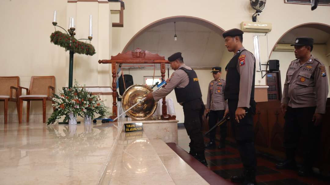 Aparat kepolisian melakukan sterilisasi di salah satu gereja. (Foto: Istimewa)