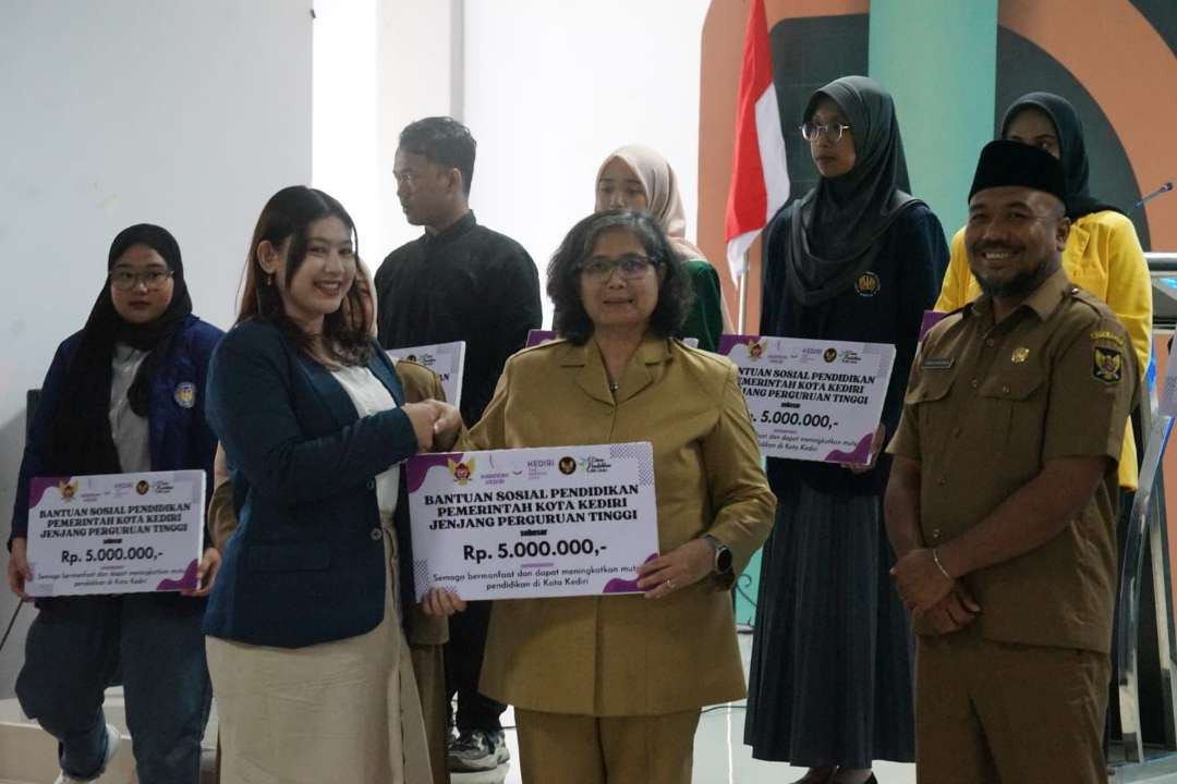 Pj Walikota Kediri, Zanariah dan Kadisdik, Anang Kurniawan memberikan beasiswa pendidikan kepada mahasiswa dan siswa SMA/SMK. (Foto: Istimewa)