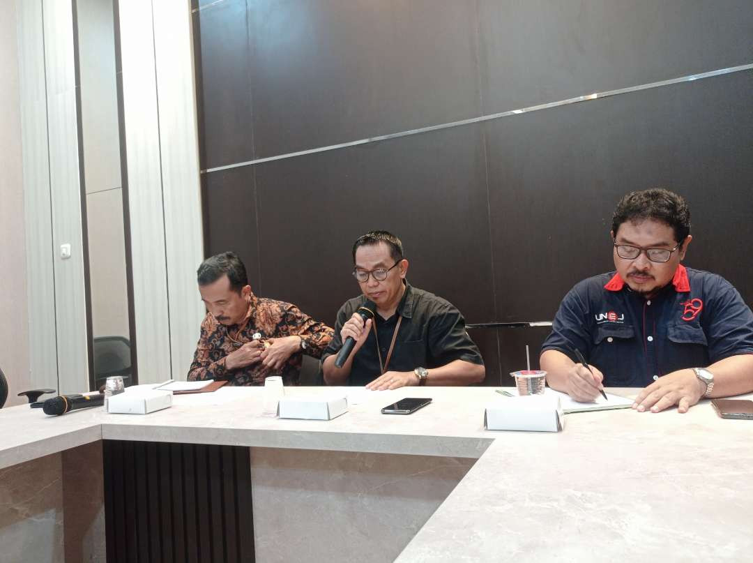 Wakil Rektor III Bidang Kemahasiswaan dan Alumni Universitas Jember, Fendi Setyawan (tengah) saat memaparkan hasil penelusuran terkait mahasiswa yang tewas terjatuh dari lantai delapan (Foto: Rusdi/Ngopibareng.id)