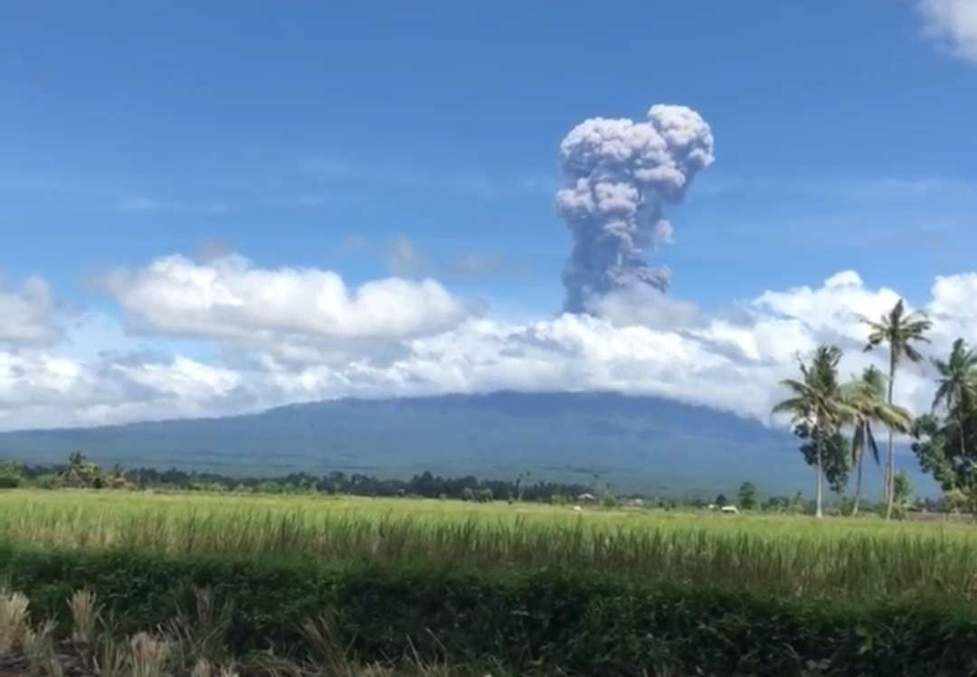 Kolom asap abu vulkanik tampak di puncak kawah Gunung Raung. (Foto: Istimewa)