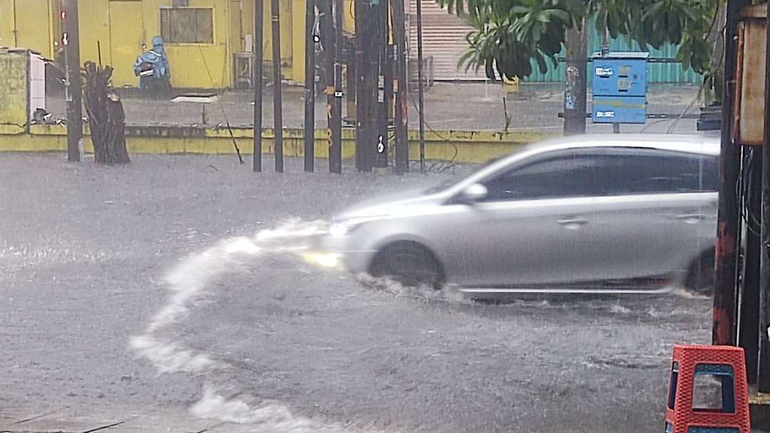 Banjir terjadi di Jalan Raya Klampis, Surabaya, Selasa 24 Desember 2024. (Foto: Fariz Yarbo/Ngopibareng.id)