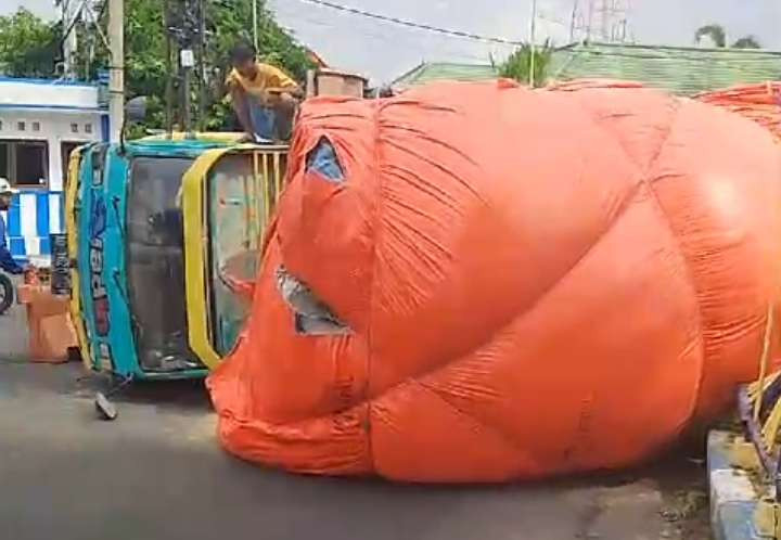 Truk bermuatan sekam halus (bekatul) terguling di kawasan Simpang Empat Brak, Kota Probolinggo. (Foto: Ikhsan Mahmudi/Ngopibareng.id)