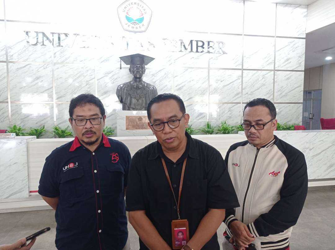 Wakil Rektor III Bidang Kemahasiswaan dan Alumni Universitas Jember Fendi Setyawan saat memaparkan informasi terkait insiden mahasiswa yang tewas terjatuh dari lantai delapan (Foto: Rusdi/Ngopibareng.id)