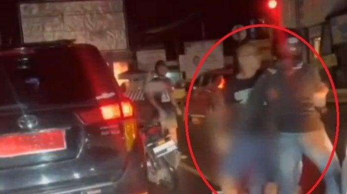 Sebuah video keributan antara mobil dinas plat merah milik Kajari Kabupaten Kediri, Pradhana Probo Setyarjo, dengan pengendara motor. (Foto: Tangkapan Video Youtube)