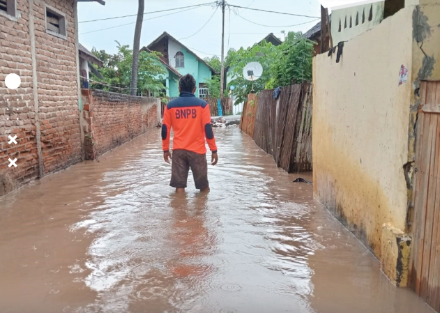 Banjir terjadi di Desa Rada dan Nggambe Kecamatan Bolo, Kabupaten Bima pada 15 Desember 2024. (Foto: dok. BPBD NTB)