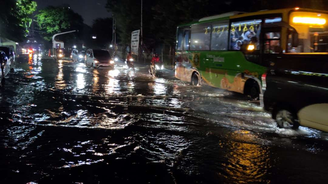 Banjir di wilayah Bungurasih, Sidoarjo. (Foto ilustrasi: Fariz Yarbo/Ngopibareng.id)