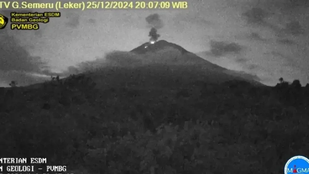 Gunung Semeru di perbatasan Kabupaten Lumajang dan Malang Jawa Timur kembali erupsi dengan tinggi letusan 700 meter di atas puncak. (Foto: PVMBG)