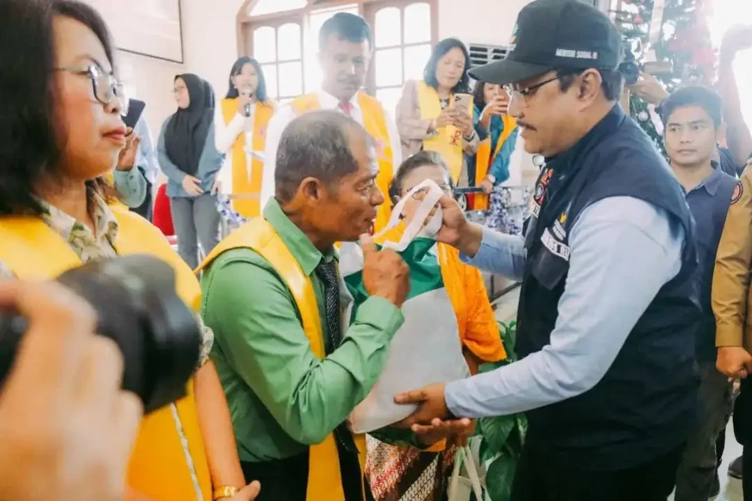 Menteri Sosial Saifullah Yusuf mengunjungi Jemaat Lahat Roi Tello Baru di Gereja Toraja Klasis Makassar yang juga terdampak bencana banjir bandang. (Foto: Dok Kemensos)