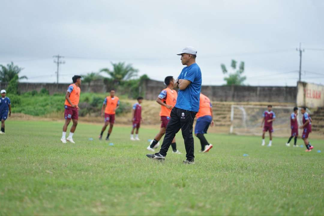 Pelatih Baru Persewangi Alex Saununu memimpin latihan (Foto : istimewa)