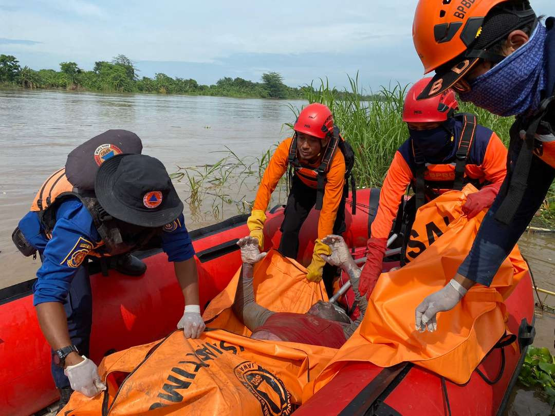 Warga dan bersama Tim Sar mengevakuasi korban tenggelam yang ditemukan di wilayah perairan sungai Bengawan Solo Gresik (Foto: Istimewa)