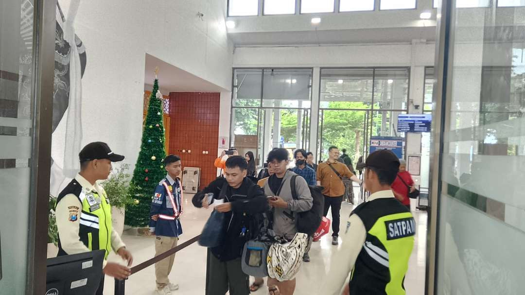 Sejumlah penumpang tiba di Stasiun Ketapang Banyuwangi (Foto: Istimewa)