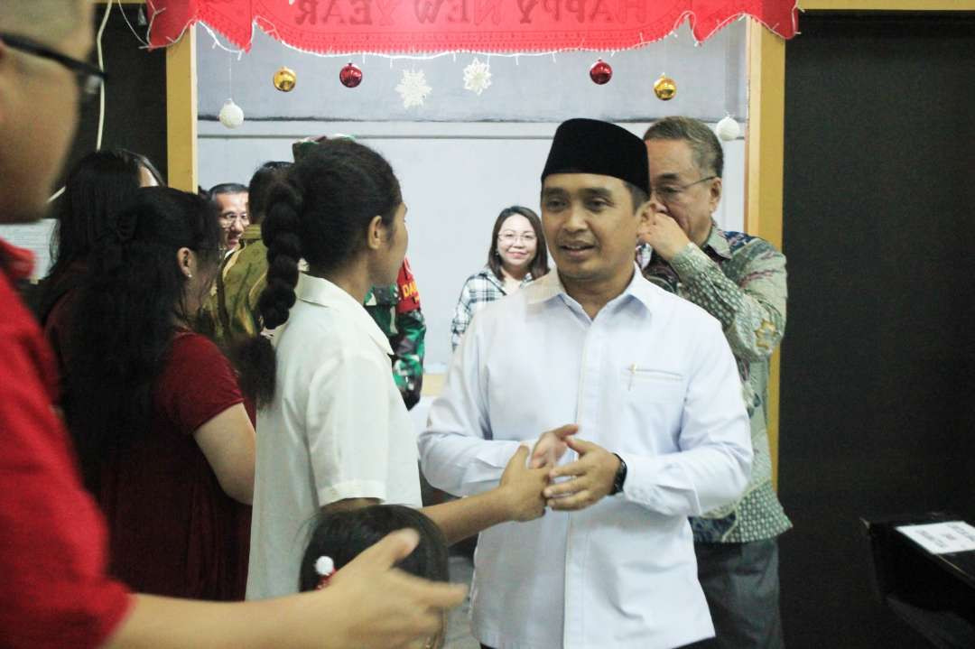 Walikota Pasuruan H. Adi Wibowo, S.Tp, M.Si  atau (Mas Adi)  bersama Forkopimda Kota Pasuruan meninjau keamanan, pelaksanaan dan kesiapan gereja dalam merayakan Hari Raya Natal pada Selasa 24 Desember 2024 malam. (Foto: Istimewa)