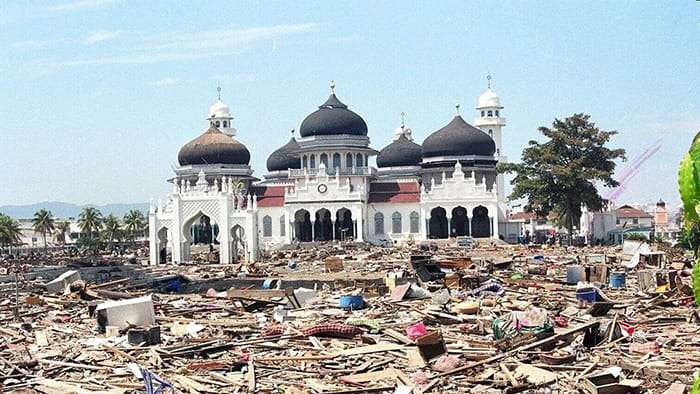 Masjid Raya Baiturrahman dan Masjid Rahmatullah menjadi saksi kedahsyatan gelombang tsunami yang meluluhlantakkan Aceh, 26 Desember 2004 silam. (Foto: Diskominfo Prov Aceh)