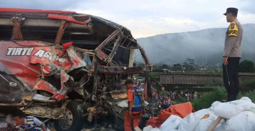 Bus rombongan siswa asal Bogor ringsek kemunduran truk angkut pakan ternak di Tol Malang, Selasa 24 Desember 2024 pagi. (Foto: Istimewa)