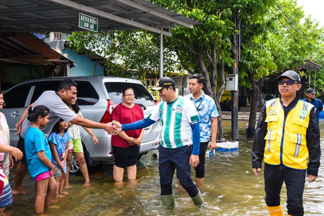 Forkopimda Sidoarjo turun ke lokasi banjir di Kecamatan Waru (Foto :Aini/Ngopibareng.id)