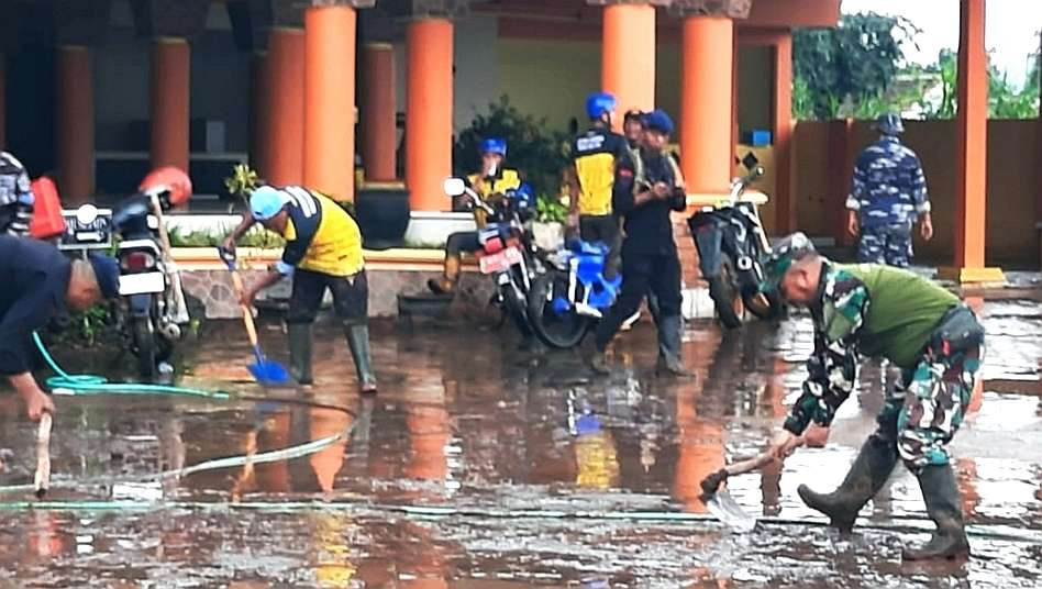 Anggota TNI, Polri, BPBD, dan warga Desa Kendit Situbondo, Jawa Timur, gotong royong membersihkan lumpur akibat banjir bandang. (Foto: BPBD Situbondo)