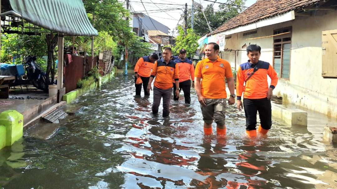 Kalaksa BPBD Jatim, Gatot Soebroto dan tim melakukan pengecekan banjir di Medaeng, Sidoarjo. (Foto: Istimewa)