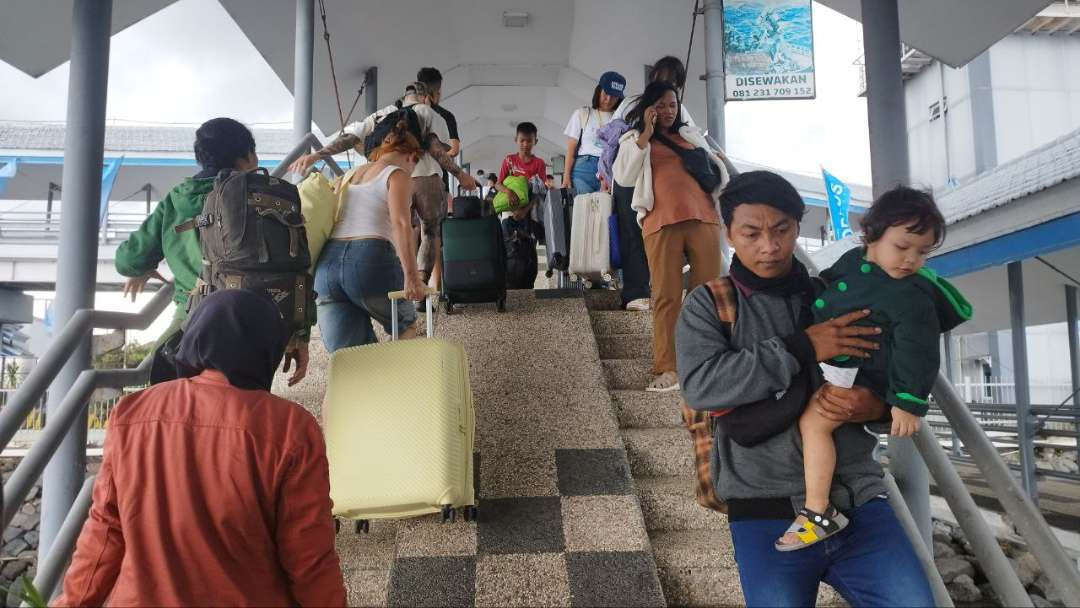 Sejumlah penumpang pejalan kaki hendak naik kapal di pelabuhan Ketapang (foto : istimewa)