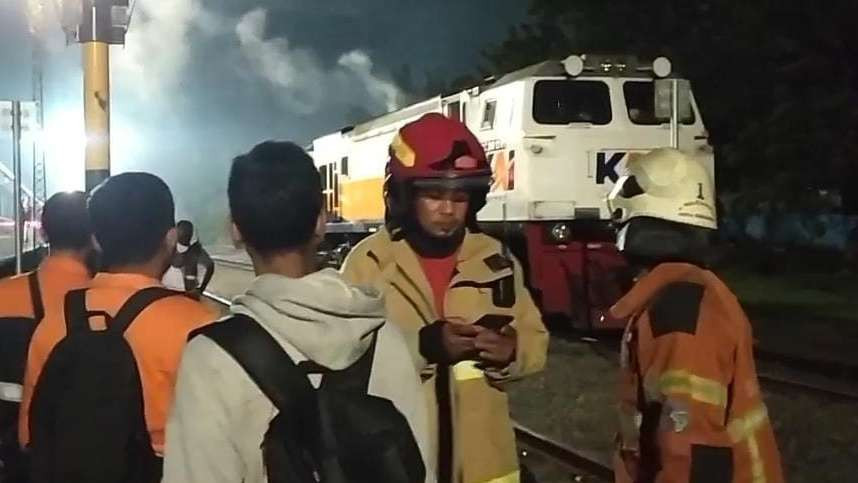 Lokomotif KA Wijayakusuma mengalami gangguan mesin. (Foto: Tangkapan Layar)