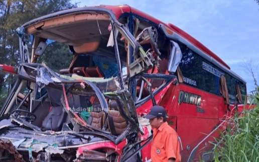 Bodi depan bus angkut rombongan wisata ziarah ringsek tabrak truk angkut kerikil di Tol Cipularang, Kamis 26 Desember 2024. (Foto: Istimewa)