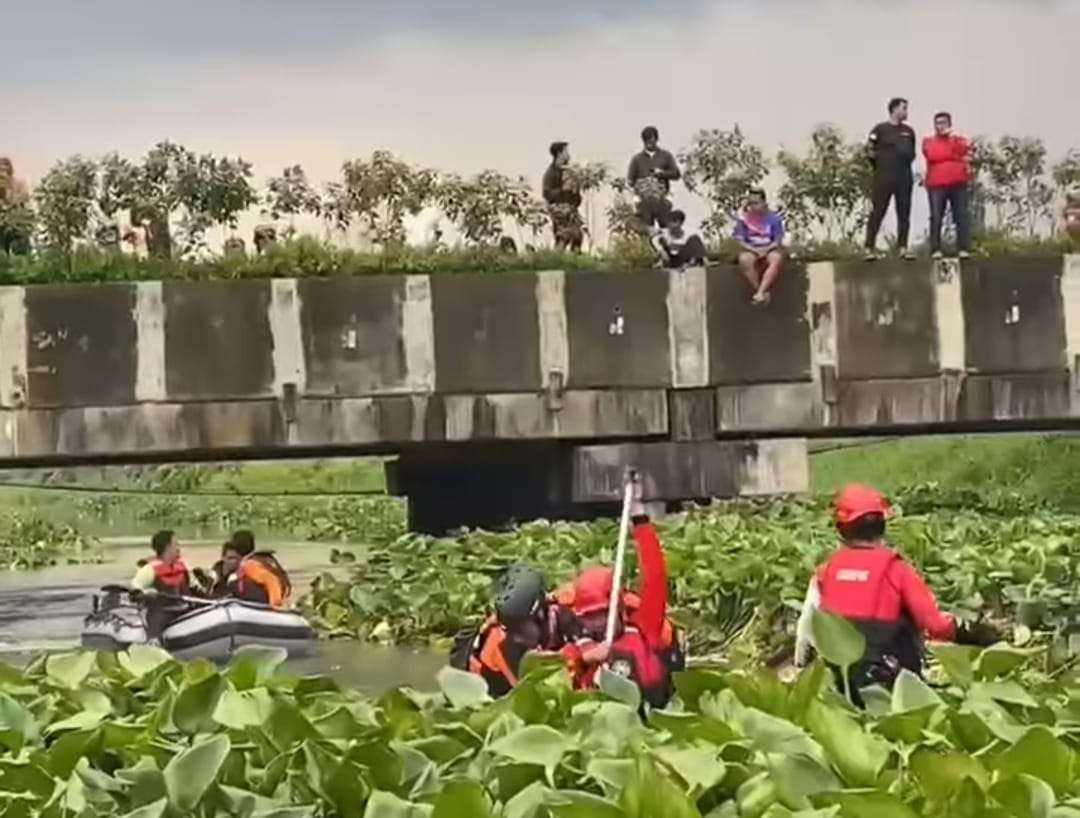 Petugas gabungan menyusuri lokasi awal bocah tercebur hingga ke sungai sekitarnya. (Foto: Instagram @call112surabaya)