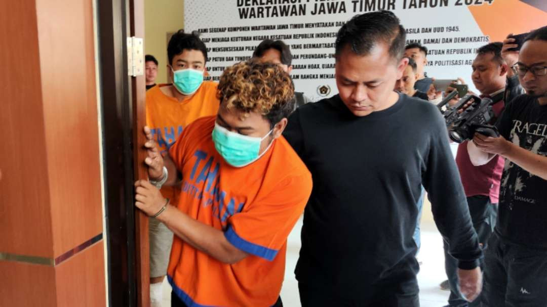 Dua pelaku curat diamankan oleh aparat kepolisian. (Foto: Fariz Yarbo/Ngopibareng.id)