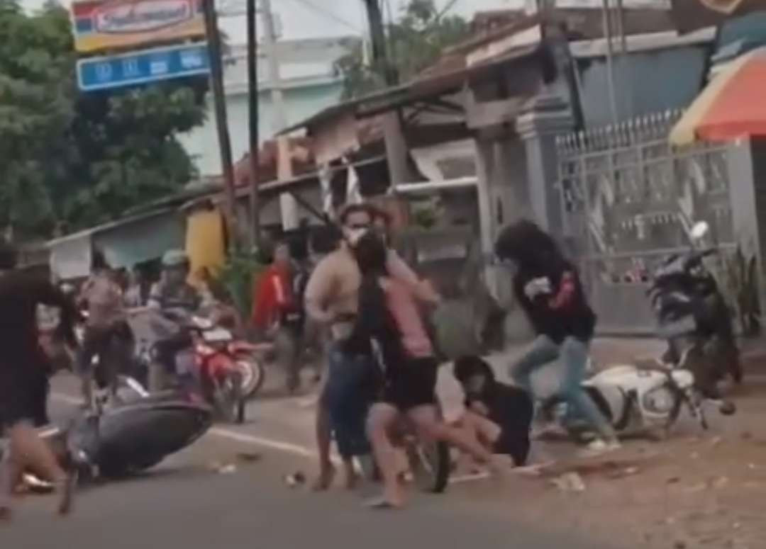 Aksi tawuran dua kelompok pemuda sempat terekam warga. (Foto: Tangkapan layar video)