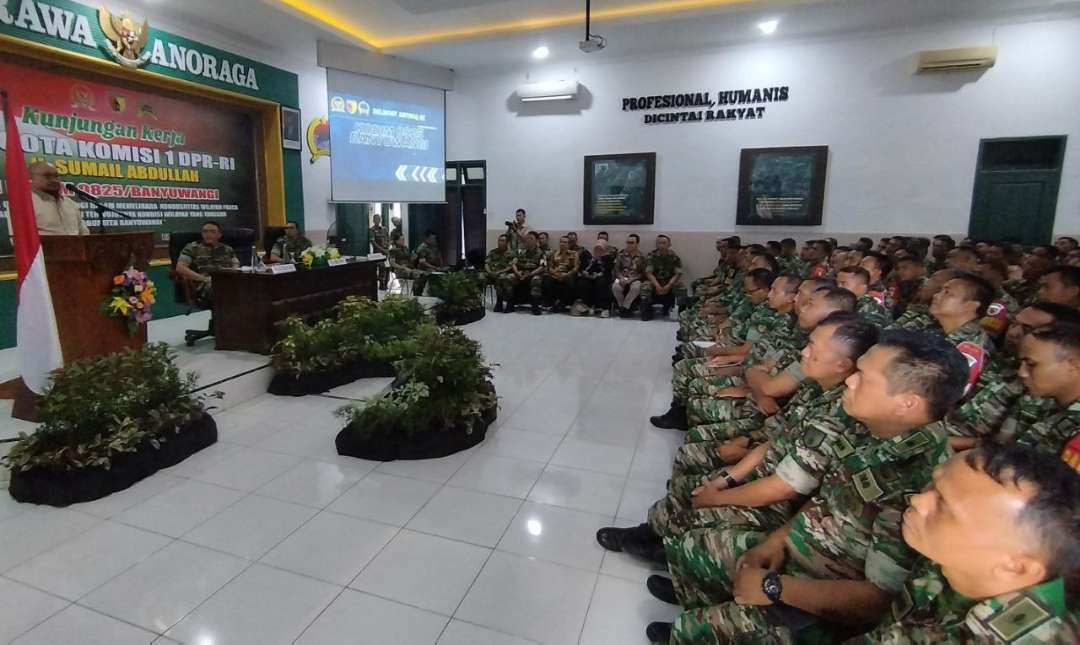 Anggota Komisi I DPR RI Sumail Abdullah bertemu dengan jajaran Kodim 0825 Banyuwangi (foto : Muh Hujaini/Ngopibareng.id)