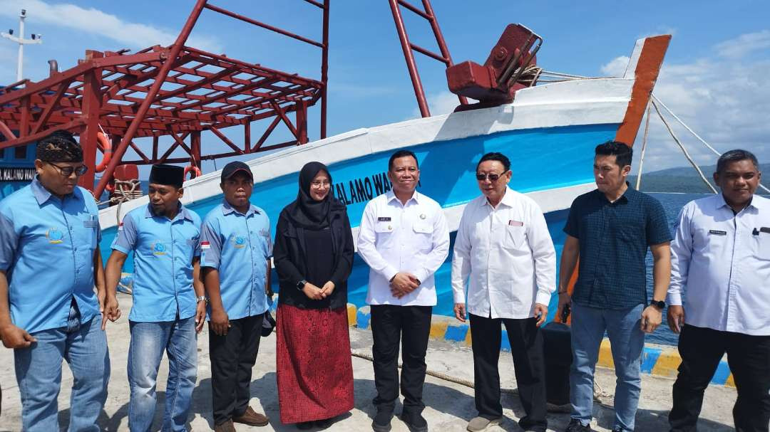 Dirjen Perikanan Tangkap KKP, Lotharia Latif bersama Bupati Banyuwangi usai melihat kapal bantuan. (Foto: Muh Hujaini/Ngopibareng id)