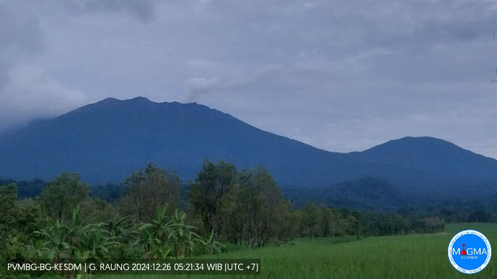 Gunung Raung, yang terletak di perbatasan Kabupaten Banyuwangi, Bondowoso, dan Jember, Jawa Timur, terlihat pada Jumat 27 Desember 2024. (Foto: magma.esdm)