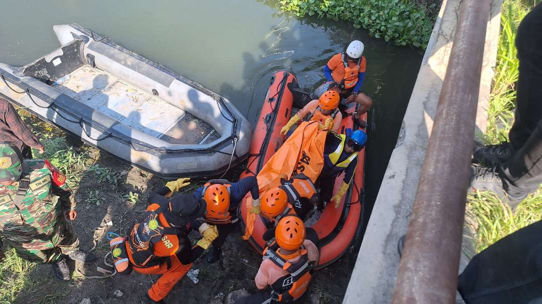 Proses evakuasi jasad balita berusia 3,5 tahun, berinisial RS, yang terseret karena tercebur di selokan di Jalan Babatan Wiyung dan berhasil ditemukan petugas di sungai dekat SMPN 34 Surabaya. (Foto: Julianus Palermo/Ngopibareng.id)