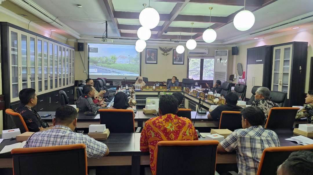 Suasana rapat dengar pendapat di Komisi C DPRD Kota Surabaya yang membahas mengenai nasib para keluarga penghuni Gedung Setan. (Foto: Julianus Palermo/Ngopibareng.id)