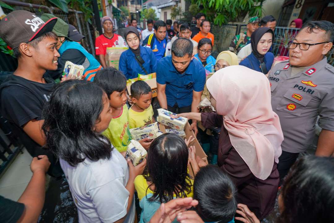 Khofifah Indar Parawansa saat membagikan bantuan kepada warga terdampak banjir di Waru Sidoarjo. (Foto: Istimewa)