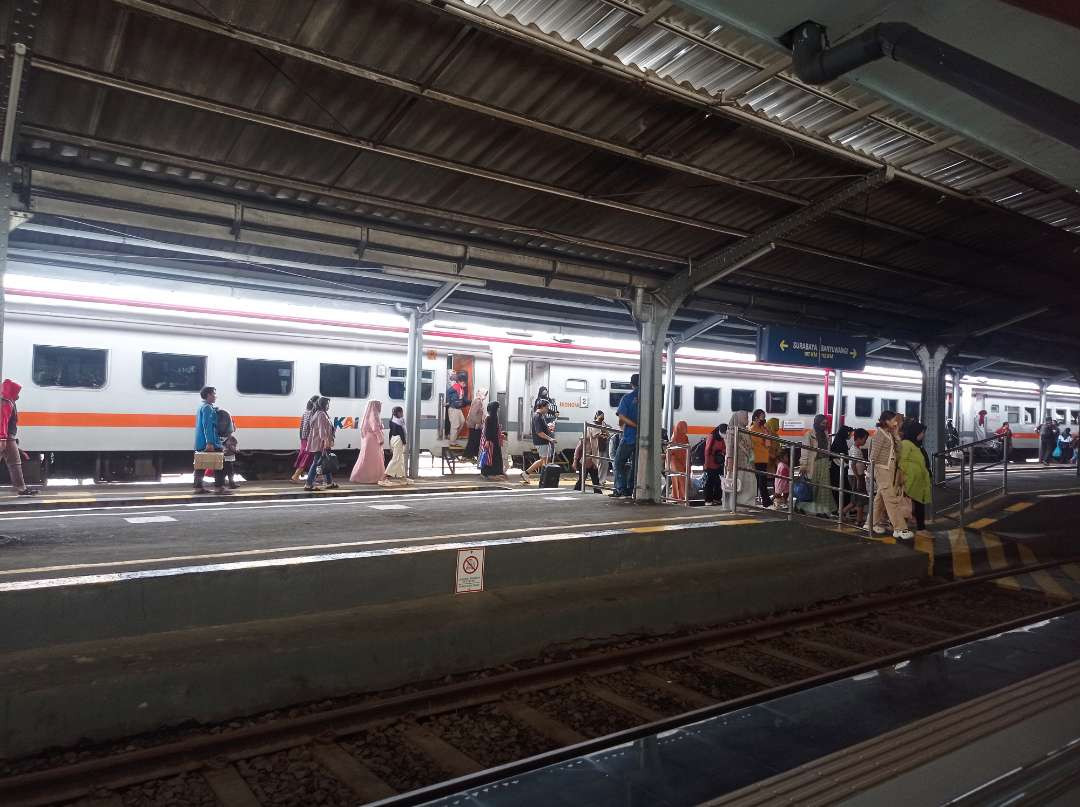 Para penumpang kereta api saat turun di Stasiun Jember. (Foto: Rusdi/Ngopibareng.id)