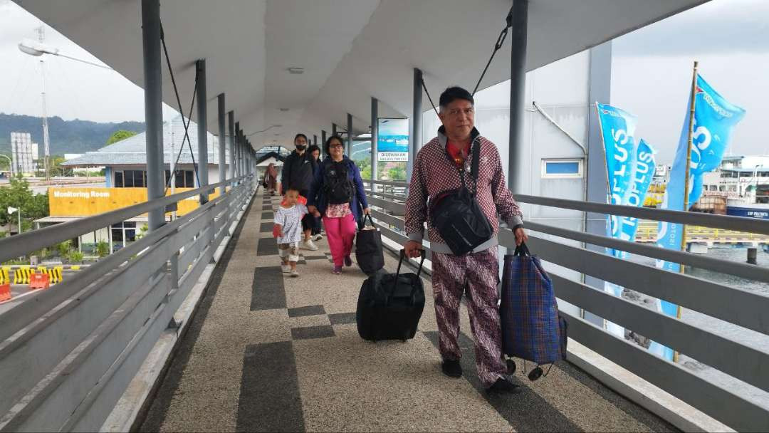 Sejumlah pejalan kaki sedang menuju kapal yang akan menyeberang ke Bali di Pelabuhan Ketapang (Foto : Muh Hujaini/Ngopibareng.id)