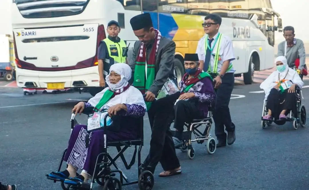 Jemaah haji kloter pertama embarkasi Jatim saat tiba di Bandara Internasional Juanda. (Foto: Aini Arifin/Ngopibareng.id)