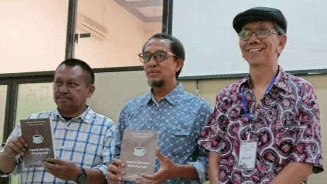 Amang Mawardi (bertopi), didampingi Dr Dhimam Abror (tengah) dan Lutfil Hakim, ketua PWI Jatim, dalam acara peluncuran buku ke-17 di  Balai Wartawan A.Azis, Jl Taman Apsari Surabaya. (Foto: Istimewa)