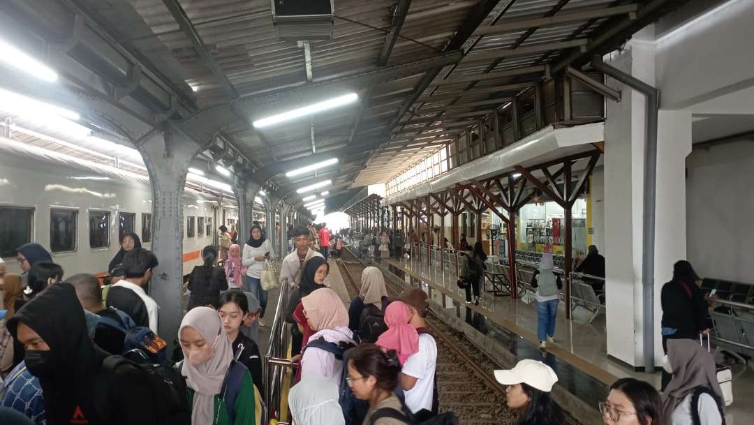 Para penumpang saat hendak naik ke atas kereta api di Stasiun Jember (Foto: Dokumentasi KAI Daop 9 Jember)