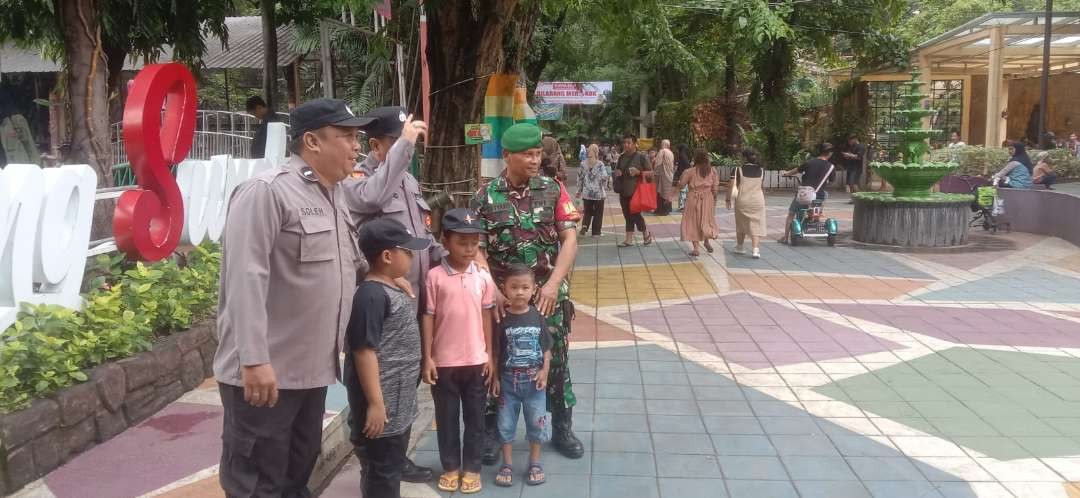 Aparat Polrestabes Surabaya saat melakukan pengamanan di area Kebun Binatang Surabaya (KBS) yang dipadati masyarakat pada masa libur akhir tahun 2024. (Foto: Polrestabes Surabaya)