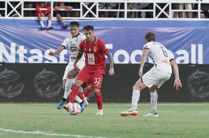 Malut United dipermalukan Persija Jakarta 0-1 dalam laga pekan ke-17 Liga 1 2024/2025 di Stadion Kie Raha, Ternate, Sabtu, 28 Desember 2024. (Foto: Instagram @malutunited)