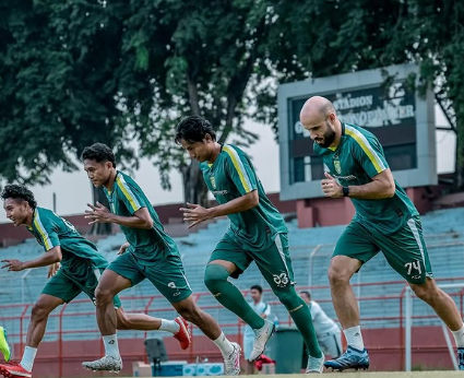 Para pemain Persebaya saat berlatih di Stadion Gelora 10 November 2024. (Foto: Instagram Persebaya)