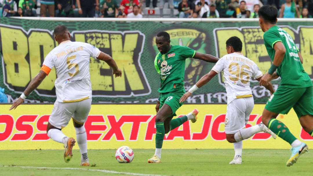 Pemain Persebaya, Flavio Silva saat melawan Arema FC. (Foto: Fariz Yarbo/Ngopibareng.id)