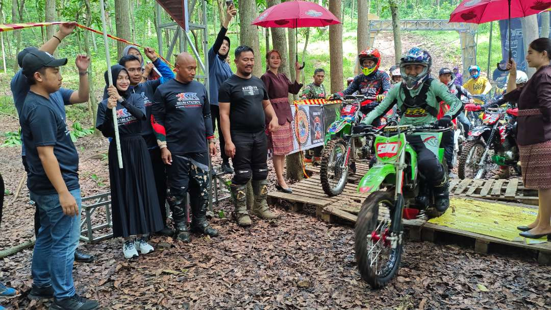 Komunitas Trail Kediri Raya (KTK) punya gawe di penghujung akhir tahun 2024. Event Kompetisi kali ini dipilih ada dua tajuk yaitu Legend Is Back Ngetrail Hore Jalur Kenangan Reuni Kebersamaan,  serta Klotok Brutal Trail Run 2024 (Foto: Fendi Lesmana/ngopibareng.id)