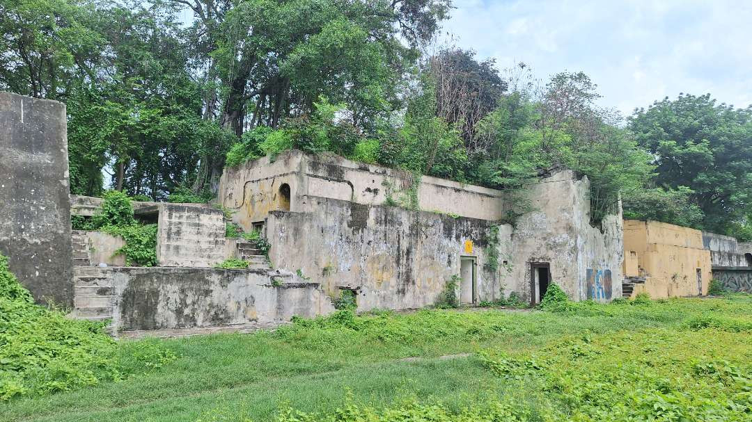 Potret suasana Benteng Kedung Cowek, salah satu bangunan bersejarah yang juga menjadi salah satu saksi bisu pertempuran Surabaya antara pejuang Republik melawan Sekutu. (Foto: Julianus Palermo/Ngopibareng.id)